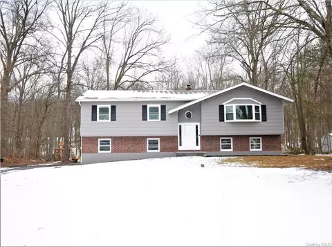 158 Sycamore Dr, New Windsor, NY 12553