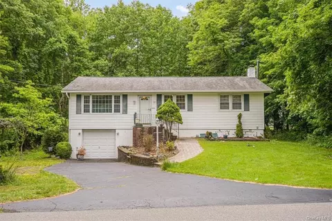 18 Lakeview Dr, Yorktown Heights, NY 10598
