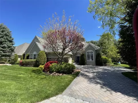 41 Stony Gate Oval, New Rochelle, NY 10804
