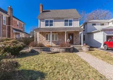 19 Locust Pl, Manhasset, NY 11030