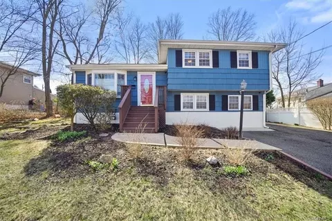 25 Maplewood Blvd, Ramapo, NY 10901