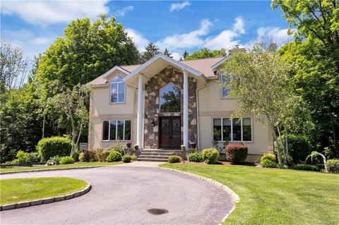 4 Deer Park Dr, Amawalk, NY 10501