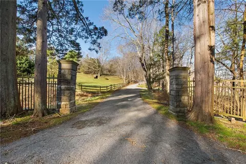 39 43 Reyburn Rd, Bedford, NY 10536