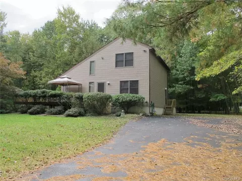 83 Robbins Rd, Mount Hope, NY 10940