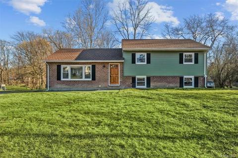 8 Hudson Dr, New Windsor, NY 12553