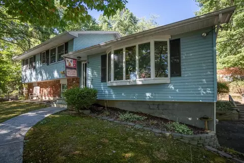 25 Valley Dr, New Windsor, NY 12577
