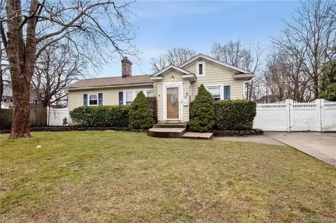 12 Mulford St, Patchogue, NY 11772 photo 1