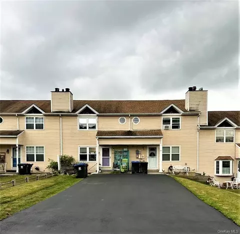 33 Revere Cir, Washingtonville, NY 10992