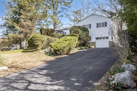 2456 Bound Brook Ln, Yorktown, NY 10598