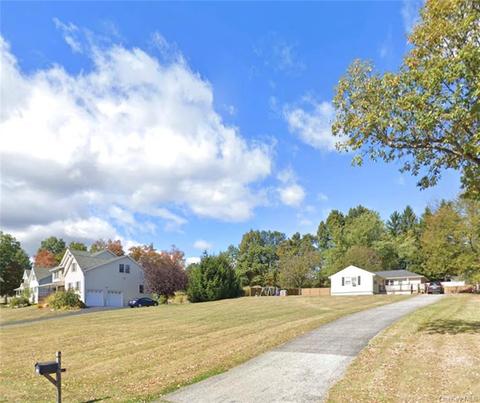 12 Coach House Ct, New Windsor, NY 12553