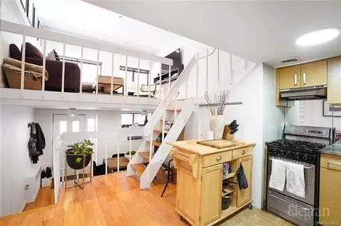 215 E 24th St #110, New York, NY 10010
