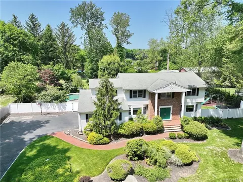 8 Balmoral Dr, Clarkstown, NY 10956