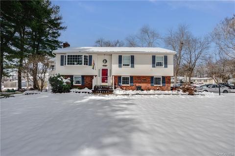 102 Meadow Ln, La Grange, NY 12603