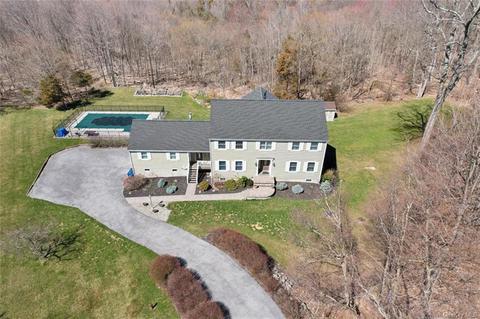 15 Menayas Ct, Washingtonville, NY 10992