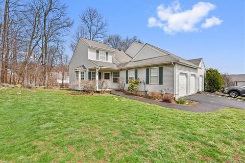 1 Larch Ct, Highland Mills, NY 10930