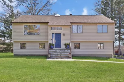 77 Skyview Ln, New Rochelle, NY 10804