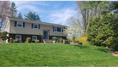 37 Eckerson Ln, Ramapo, NY 10977