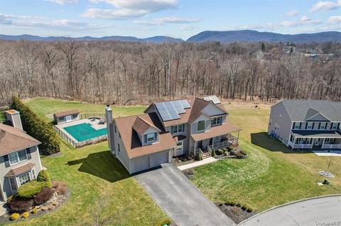 113 Winding Brook Ct, New Windsor, NY 12553
