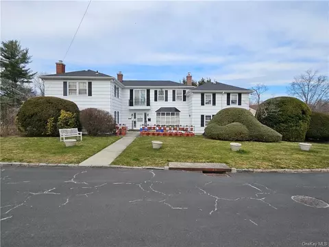 8 Ria Dr, White Plains, NY 10605