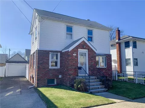 121 Franklin St, Franklin Square, NY 11010