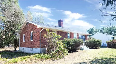 8 Circle Dr, Pawling, NY 12564