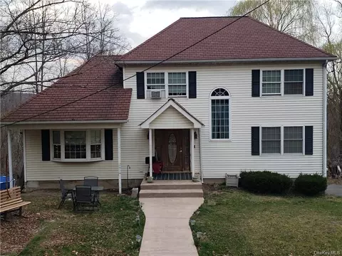 20 Sycamore Dr, Newburgh, NY 12550