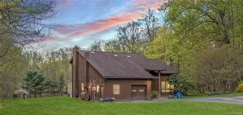 17 Hidden Valley Ln, Rock Tavern, NY 12575