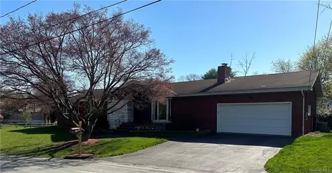 33 Oxford Rd, New Windsor, NY 12553