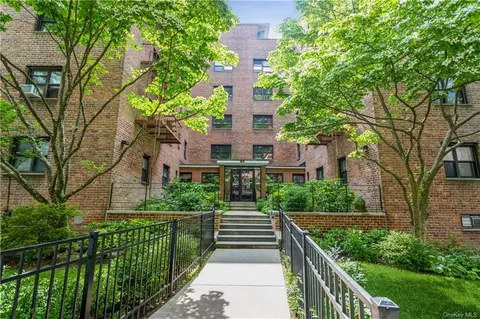 50 White Oak St #3D, New Rochelle, NY 10801