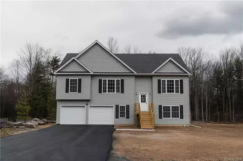16 Picadilly Cir, Thompson, NY 12775
