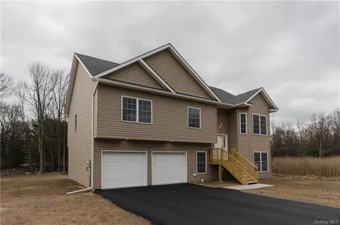 12 Picadilly Cir, Thompson, NY 12775