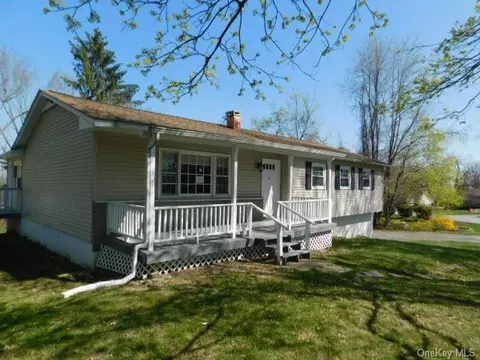 32 Strawberry Hill Ln, Poughkeepsie, NY 12590