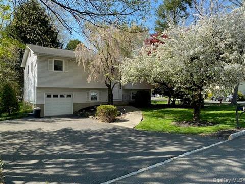 1 Woodlake Dr, Thiells, NY 10984