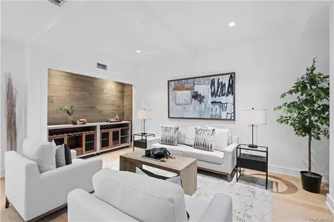 100 Pondfield Rd #2A, Bronxville, NY 10708