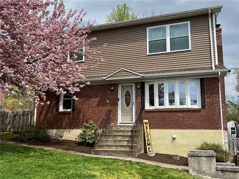72 Lafayette Dr, New Windsor, NY 12553