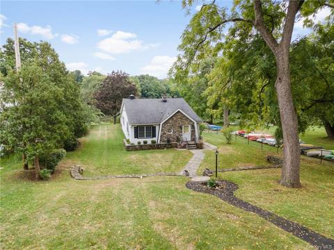 135 Shore Dr, New Windsor, NY 12553