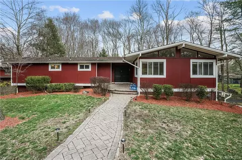 4 Tamarack Ln, Pomona, NY 10970