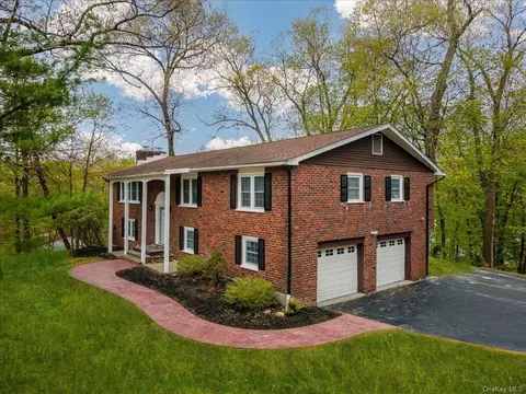 15 Brookland Farms Rd, Poughkeepsie, NY 12601