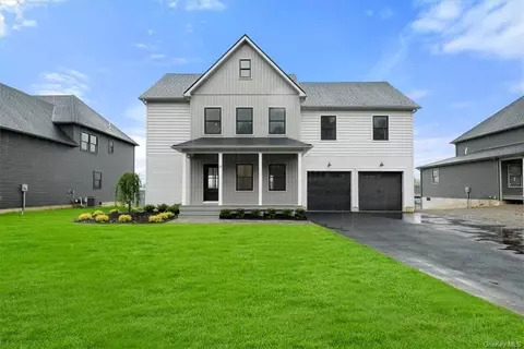 29 Wildwood Dr, Rock Tavern, NY 12575