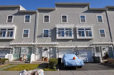 208 Beach Breeze Ln, Arverne, NY 11692