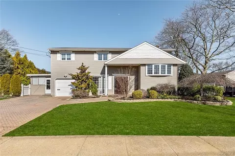 2821 Beach Dr, Merrick, NY 11566