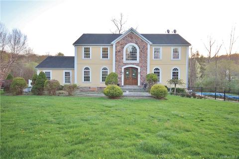 2 Sycamore Ln, Putnam Valley, NY 10579