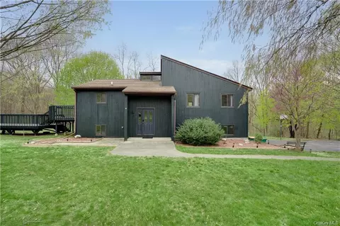 6 Creekside Ln, La Grange, NY 12569