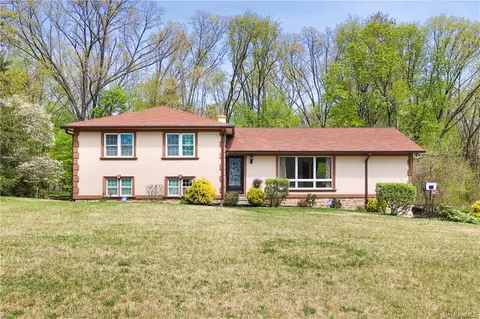11 Lincoln Dr, Poughkeepsie, NY 12601