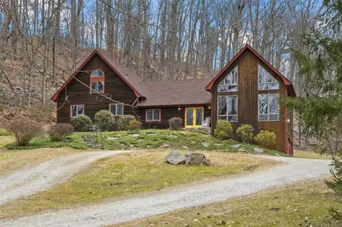 121 Cornwall Hill Rd, Patterson, NY 12563