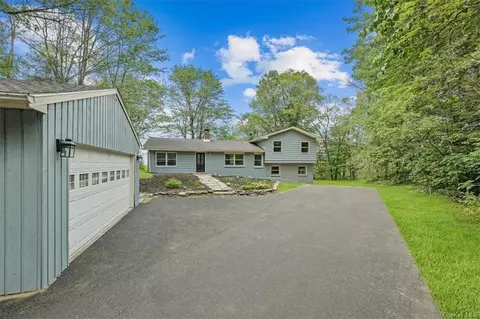 31 Birch Dr, Pleasant Valley, NY 12569
