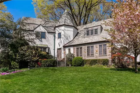 8 Huguenot Dr, Larchmont, NY 10538