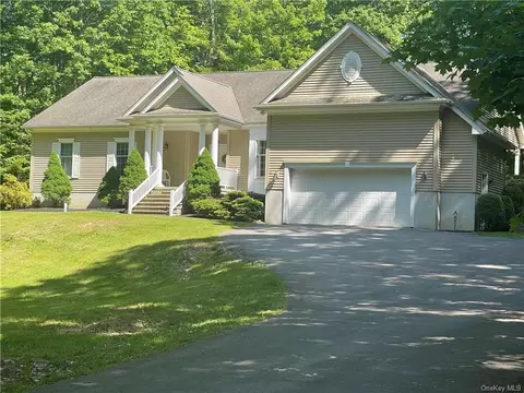 25 Arnott Ln, Wallkill, NY 10941
