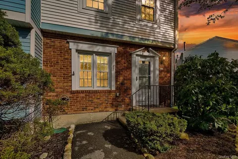 1108 Williamsburg Dr, Mahopac, NY 10541