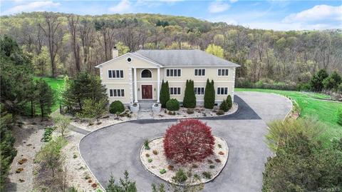6 Di Pietro Ln, Pawling, NY 12564